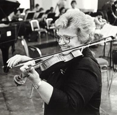 Black and white photo of Dorothy DeLay playing a violin.