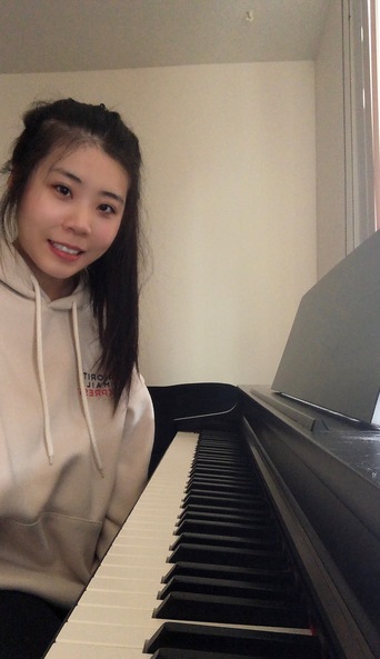 Photo of Yinzhe Li, piano 