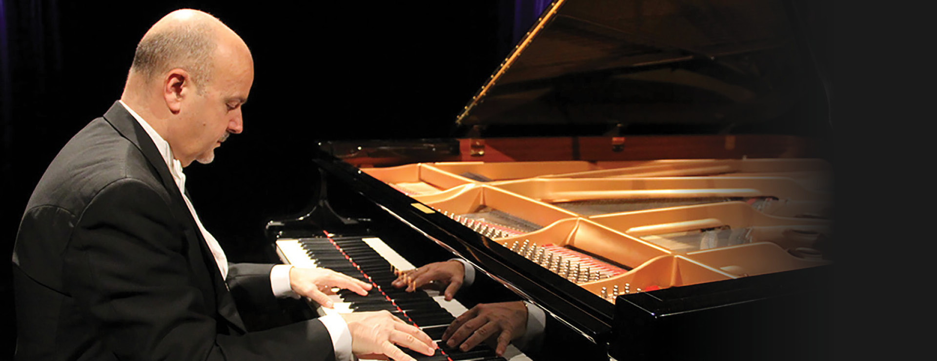 Antonio Di Cristofano plating piano.