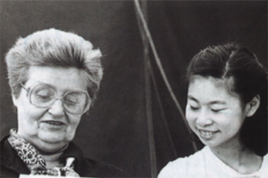 Black and white photograph of Midori as a young girl with Dorothy DeLay