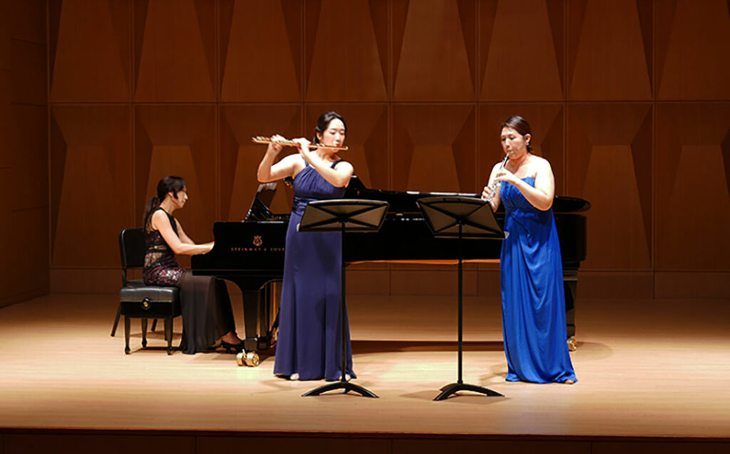 Flute duo on stage 