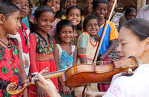 Midori playing violin for children in India 