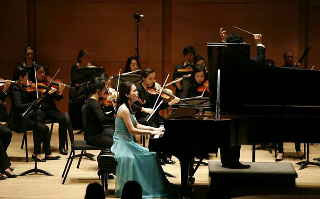 Yoo Jin Noh playing piano on stage 