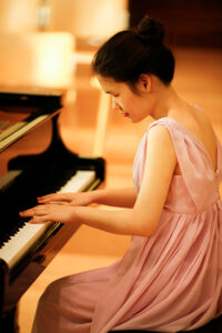 Yoo Jin Noh playing the piano 